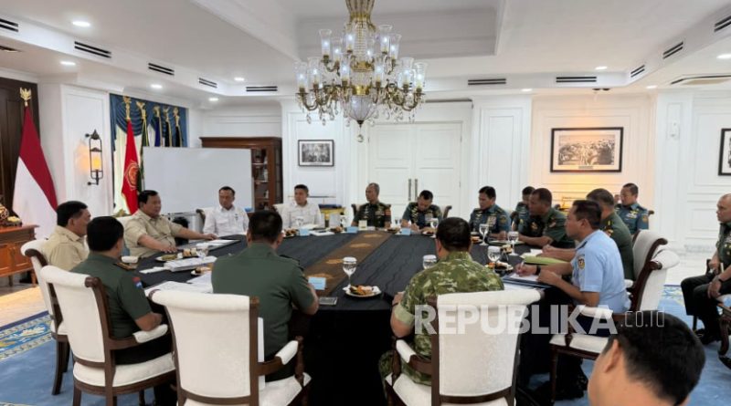 Presiden RI Jenderal (Purn) Prabowo Subianto menggelar pertemuan rutin dengan mengumpulkan petinggi pertahanan dan TNI di Istana Merdeka, Jakarta Pusat, Jumat (16/1/2026).