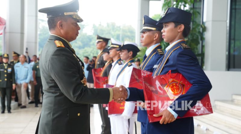 Panglima Tentara Nasional Indonesia (TNI) Jenderal Agus Subiyanto melantik 260 Perwira Prajurit Karier (Pa PK) TNI Program Khusus (Progsus) tahun anggaran 2026 di Lapangan Prima Mabes TNI, Cilangkap, Jakarta Timur, Kamis (29/1/2026).