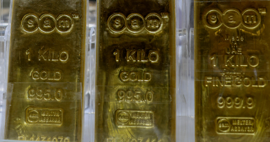 Batangan emas dipajang di sebuah toko perhiasan di emirat Teluk Sharjah, Uni Emirat Arab.