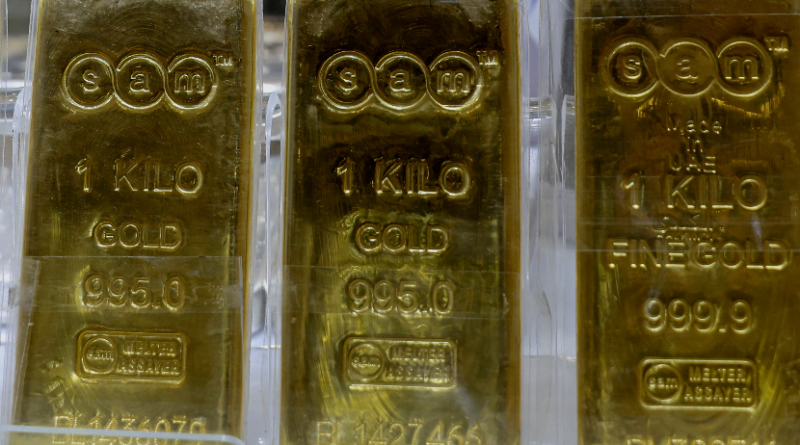 Batangan emas dipajang di sebuah toko perhiasan di emirat Teluk Sharjah, Uni Emirat Arab.