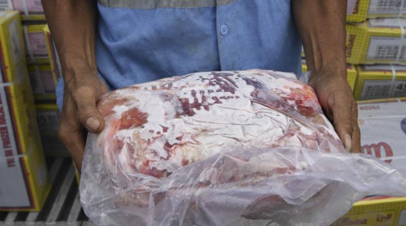 Pekerja menunjukkan daging beku impor asal India yang tiba di New Priok Container Terminal One (NCPT1), Jakarta. (ilustrasi)