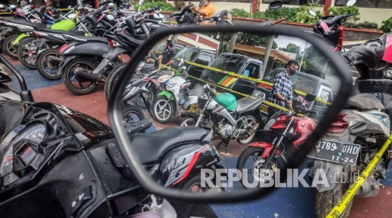 Sejumlah barang bukti diperlihatkan saat rilis kasus pencurian kendaraan bermotor (curanmor) di Polres Bogor, Cibinong, Kabupaten Bogor, Jawa Barat.
