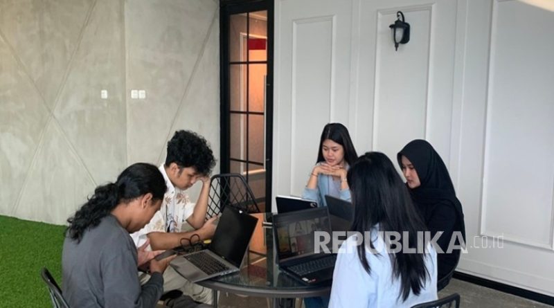Student Corner Perpustakaan Cyber University menjadi ruang kolaborasi yang didesain khusus untuk memicu ide-ide inovatif mahasiswa.