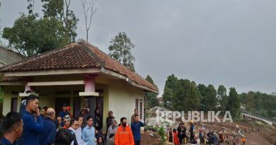 Wakil Presiden Republik Indonesia Gibran Rakabuming Raka meninjau lokasi longsor di Kampung Pasir Kuning, Desa Pasirlangu, Kecamatan Cisarua, KBB, Jawa Barat pada Ahad (25/1/2026).