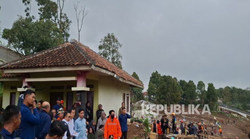Wakil Presiden Republik Indonesia Gibran Rakabuming Raka meninjau lokasi longsor di Kampung Pasir Kuning, Desa Pasirlangu, Kecamatan Cisarua, KBB, Jawa Barat pada Ahad (25/1/2026).