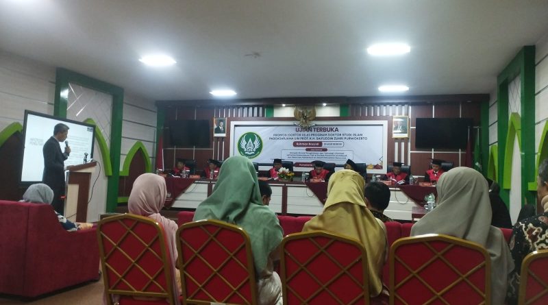 Wakil Rektor Universitas Amikom Purwokerto, Rahman Rosyidi (ujung kiri), saat menjalani ujian Terbuka Promosi Doktor, Selasa (6/1/2026),