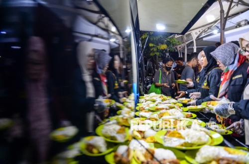 Berburu Berkah Ramadhan, 400 Porsi Makanan Buka Puasa Gratis Hadir untuk Jamaah di Bandung