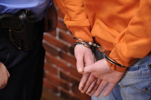 Guru Honorer di Probolinggo Jadi Tersangka karena Rangkap Jabatan, DPR Soroti Tindakan Kejaksaan