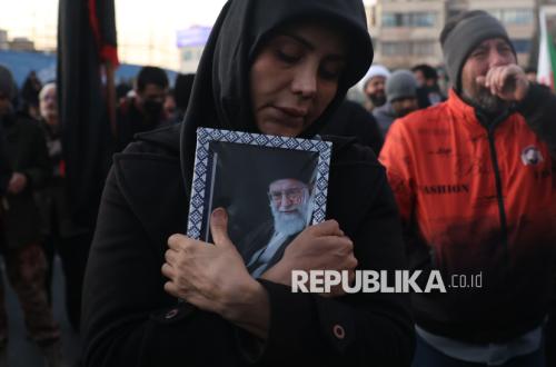 Ribuan Warga Iran Turun ke Jalan, Tangisi Meninggalnya Ayatollah Ali Khamenei